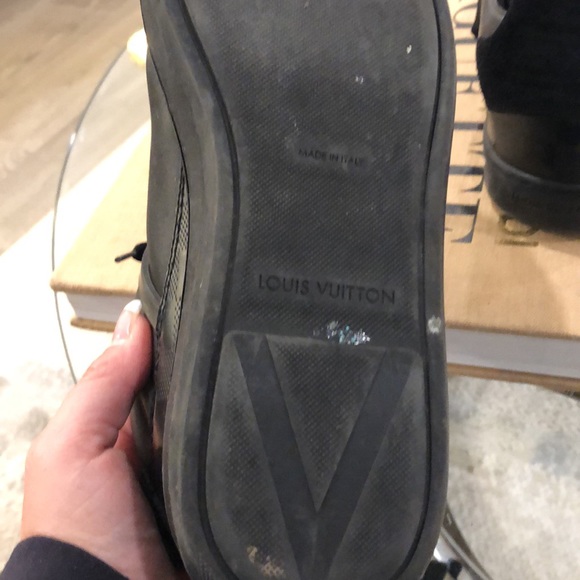 Authentic Louis Vuitton fits like a size 9 men - Picture 5 of 9